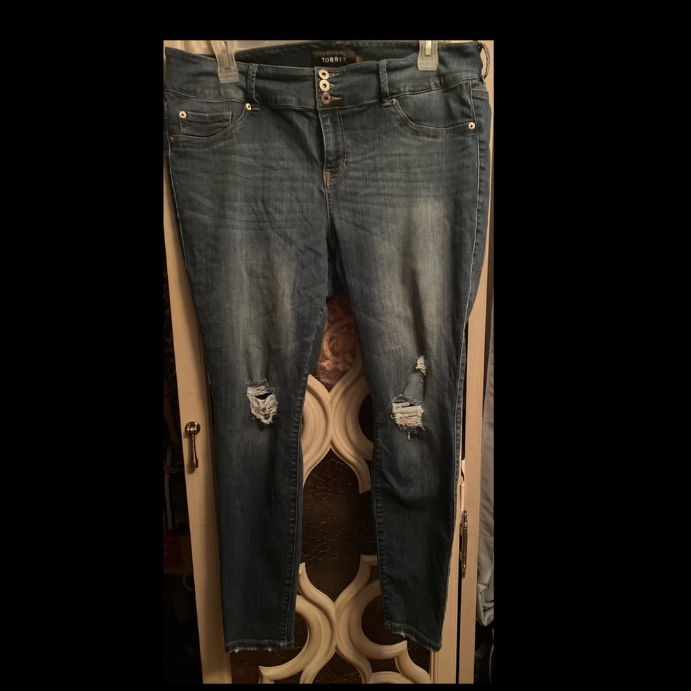 Torrid premium stretch skinny ripped jeans
